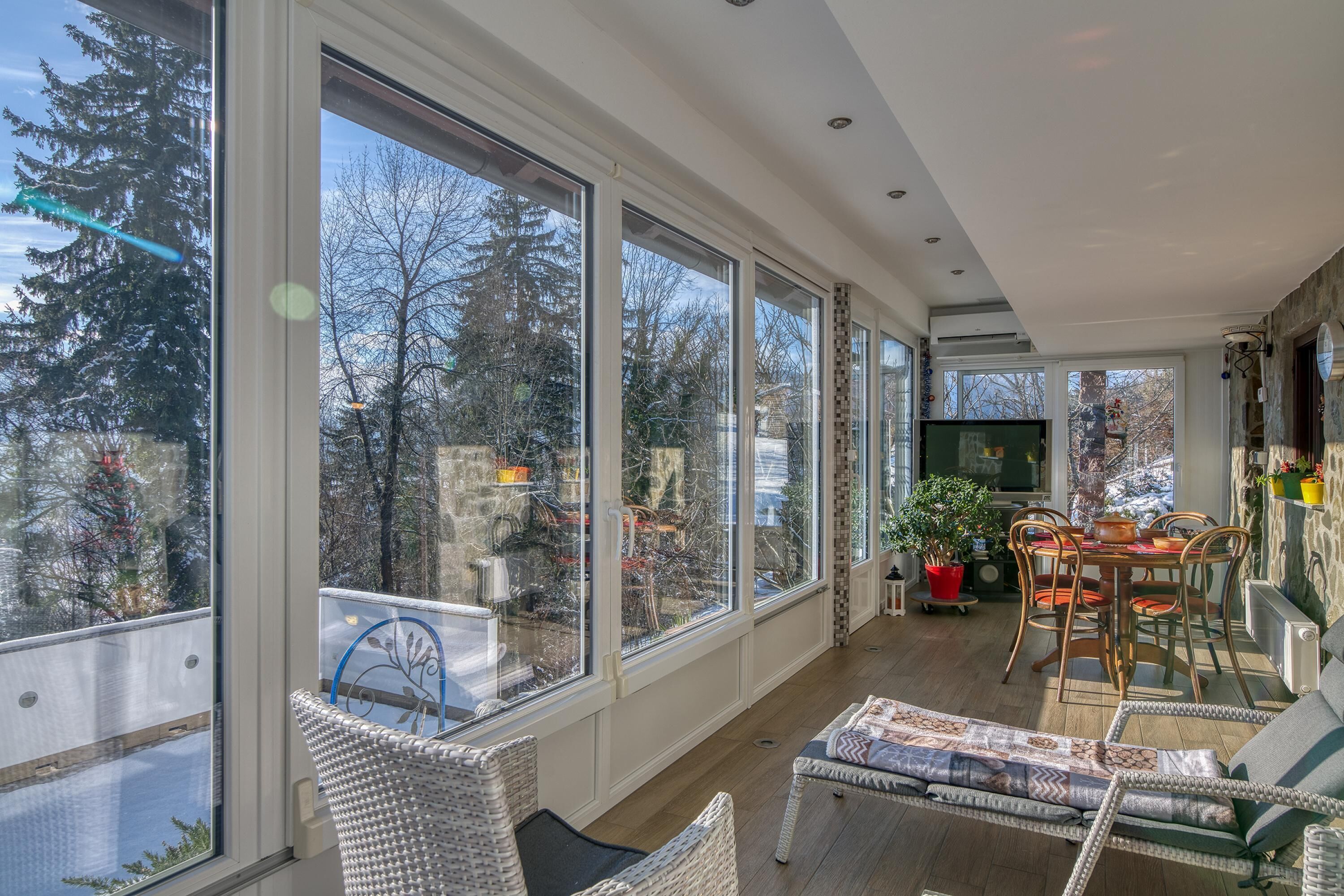 家庭别墅, 多间卧室, 双浴室, 山腰 (Bonidesa House With Whirlpool) | 起居区 | 21-英寸纯平电视（配备数码频道）、电视、壁炉