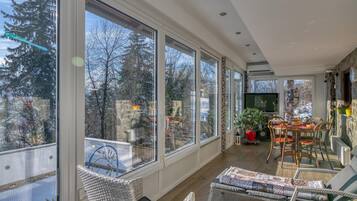 Villa familiar, varias habitaciones, 2 baños, junto a la montaña (Bonidesa House With Whirlpool) | Área de sala de estar | Televisión de pantalla plana, chimenea, reproductor de DVD y estéreo