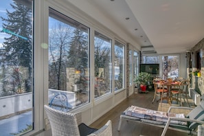 Villa Familiale, plusieurs chambres, 2 salles de bains (Bonidesa House With Whirlpool) | Coin séjour | Télévision à écran plat, cheminée, lecteur de DVD, chaîne hi-fi