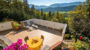 Familienvilla, Mehrere Schlafzimmer, 2 Bäder, Bergseite (Bonidesa House With Whirlpool) | Speisen im Freien