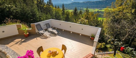 Family Villa, Multiple Bedrooms, 2 Bathrooms, Mountainside (Bonidesa House With Whirlpool) | Outdoor dining