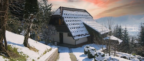 Villa familiale, plusieurs chambres, 2 salles de bains (Bonidesa House With Whirlpool) | Extérieur
