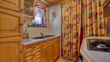 Family Villa, Multiple Bedrooms, 2 Bathrooms, Mountainside (Bonidesa House With Whirlpool) | Private kitchen