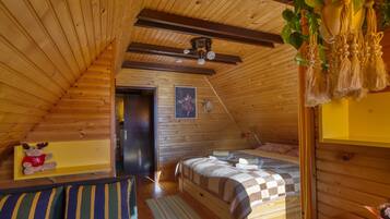 Family Villa, Multiple Bedrooms, 2 Bathrooms, Mountainside (Bonidesa House With Whirlpool) | 2 bedrooms, free WiFi, bed sheets
