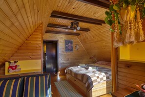Villa Familiale, plusieurs chambres, 2 salles de bains (Bonidesa House With Whirlpool) | 2 chambres, Wi-Fi gratuit, draps fournis