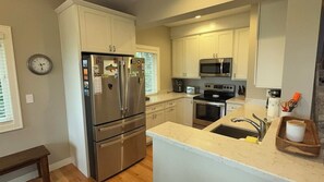 Coffee/tea maker, fridge, microwave, oven - Remodeled Downtown Condo Across the Street from Jo (La Pointe)