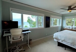 5 bedrooms, WiFi - Remodeled Downtown Condo Across the Street from Jo (La Pointe)