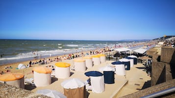 Plage à proximité, chaises longues