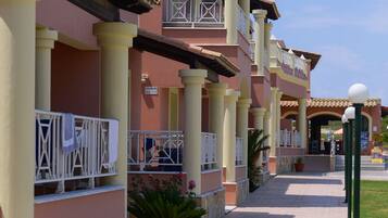 المنطقة المحيطة بالمنشأة