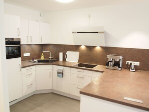 Kühlschrank, Mikrowelle, Ofen, Geschirrspüler
