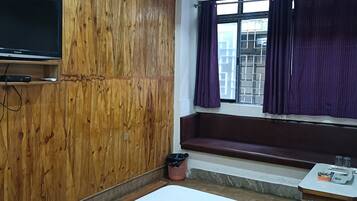 Executive Room | Minibar, soundproofing, iron/ironing board, rollaway beds