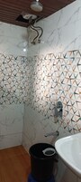 Deluxe Room | Bathroom | Shower, rainfall showerhead, free toiletries, bathrobes