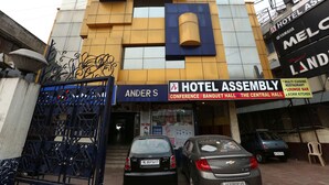 Ένα ξενοδοχείο με μια πινακίδα που αναγράφει «Hotel Assembly» και «Anders S».