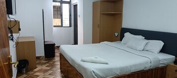 Deluxe Room | Minibar, soundproofing, iron/ironing board, rollaway beds