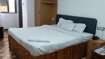 Deluxe Room | Minibar, soundproofing, iron/ironing board, rollaway beds