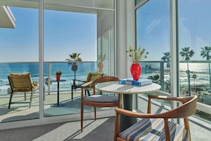 Premier Room, 1 King Bed, Oceanfront | Premium bedding, pillowtop beds, minibar, in-room safe