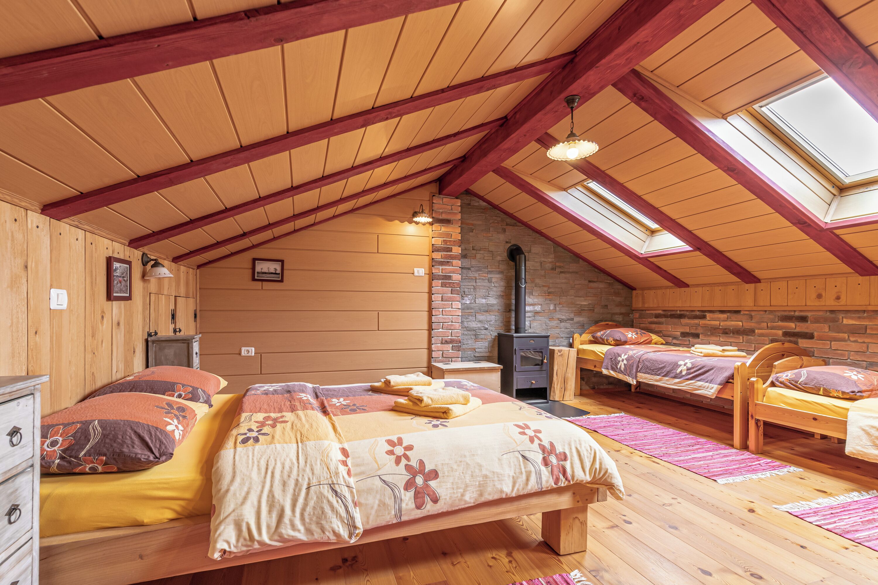 Family House, Multiple Bedrooms, 2 Bathrooms, Mountainside (House Na Meji With Sauna)