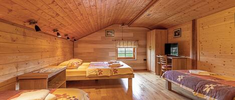 Family House, 2 Bedrooms, 2 Bathrooms, Mountainside (House Na Meji With Sauna)