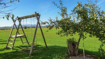 Familie huis, 2 slaapkamers, 2 badkamers, uitzicht op gebergte (Pivka Lovely Duplex With Sauna) | Tuin