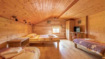 Family House, 2 Bedrooms, 2 Bathrooms, Mountainside (Pivka Lovely Duplex With Sauna)