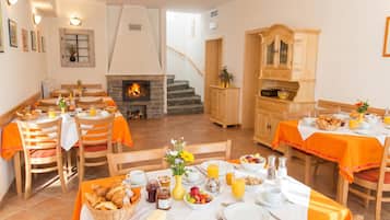 Family Studio, Balcony, Mountainside (Pivka Tripple Room With Balcony) | Dining