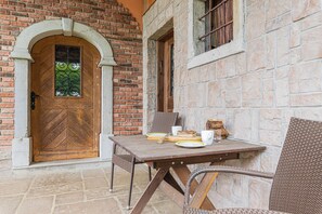 Casa familiar, diversos dormitoris, 2 banys (Pivka Lovely Duplex With Sauna) | Servei de restauració a l'aire lliure