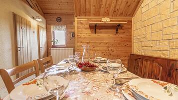 Family House, Multiple Bedrooms, 2 Bathrooms, Mountainside (House Na Meji With Sauna) | Dining