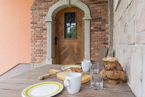 Casa família, vários quartos, 2 banheiros, ao lado da montanha (House Na Meji With Sauna) | Opções para refeição ao ar livre