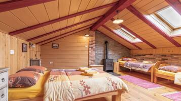 2 bedrooms, free Internet, bed sheets