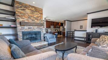 Televisio, takka, kirjoja