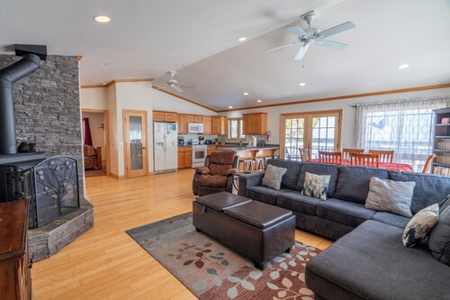 Johnson Suite 2- Walk to both June and Gull Lakes, only 1.5 miles to June Mtn Ski Area