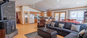 Johnson Suite 2- Walk to both June and Gull Lakes, only 1.5 miles to June Mtn Ski Area