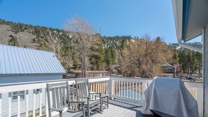 A deck with a barbecue, chairs, and a view of a mountainous landscape. - Johnson Suite 2- Walk to both June and Gull Lakes, only 1.5 miles to June Mtn Ski Area (June Lake)