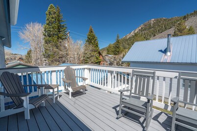 Johnson Suite 2- Walk to both June and Gull Lakes, only 1.5 miles to June Mtn Ski Area