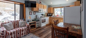 Gull Lake Baby House- 5 minutes walking distance to Gull Lake Marina and Park, newly remodeled