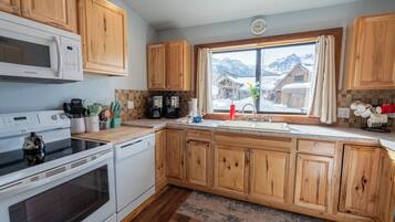 Geladeira, micro-ondas, fogão, cooktop