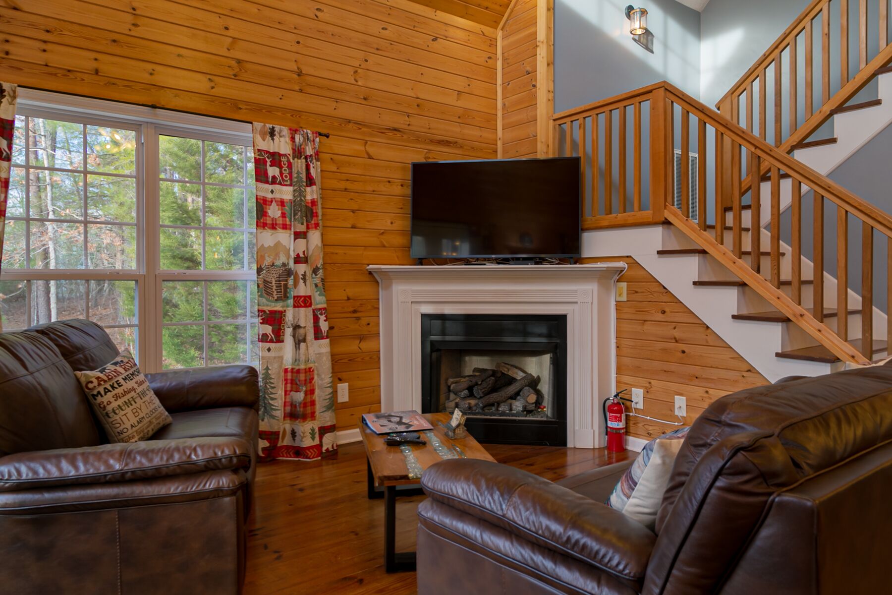 Smart-TV, Kamin, Bücher, Arbeitsbereiche