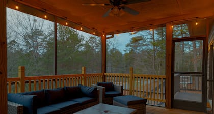 Woodland Lodge - Spacious Rustic Family retreat w/Hot Tub Minutes from Downtown