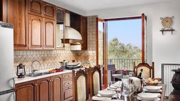 Villa Galerie | Cuisine privée | Grand réfrigérateur, micro-ondes, four, plaque de cuisson