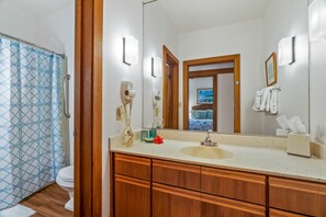 Ensemble douche/baignoire, sèche-cheveux, serviettes fournies