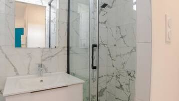 Douche, sĂšche-cheveux, serviettes fournies, savon