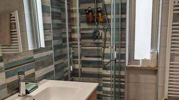 Dusche, Haartrockner, Bidet, Handtücher