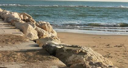 Two-room mini apartment a stone's throw from the sea with parking space