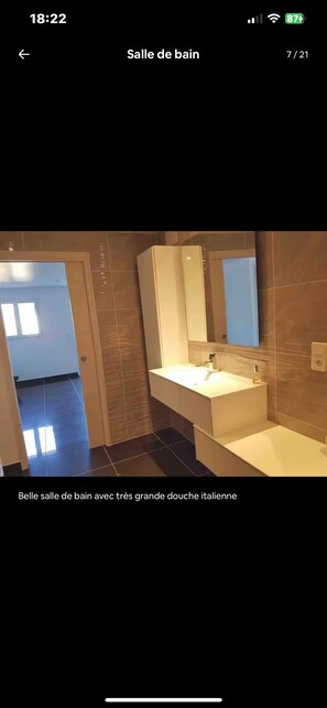 Een haardroger, handdoeken, toiletpapier