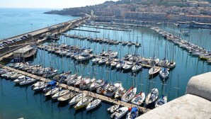 Unclassified image, 2 of 22, button - Ground floor with pool and sea access, private parking (Sète)