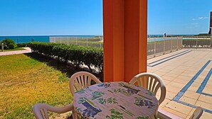 Unclassified image, 3 of 22, button - Ground floor with pool and sea access, private parking (Sète)