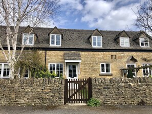 A row of stone houses with multiple windows and a stone wall in front. - Noel Cottage - Central Cotswolds Stone Cottage For Two In Chipping Campden (Chipping Campden)