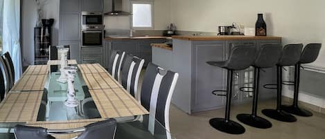 Comfort Cottage, Ensuite | Shared kitchen