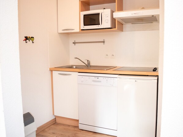 Réfrigérateur, four à micro-ondes, lave-vaisselle, grille-pain