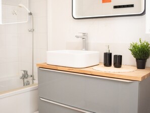 Bathroom - 2 Rooms, 4 People, Pool, Vignec (Vignec)